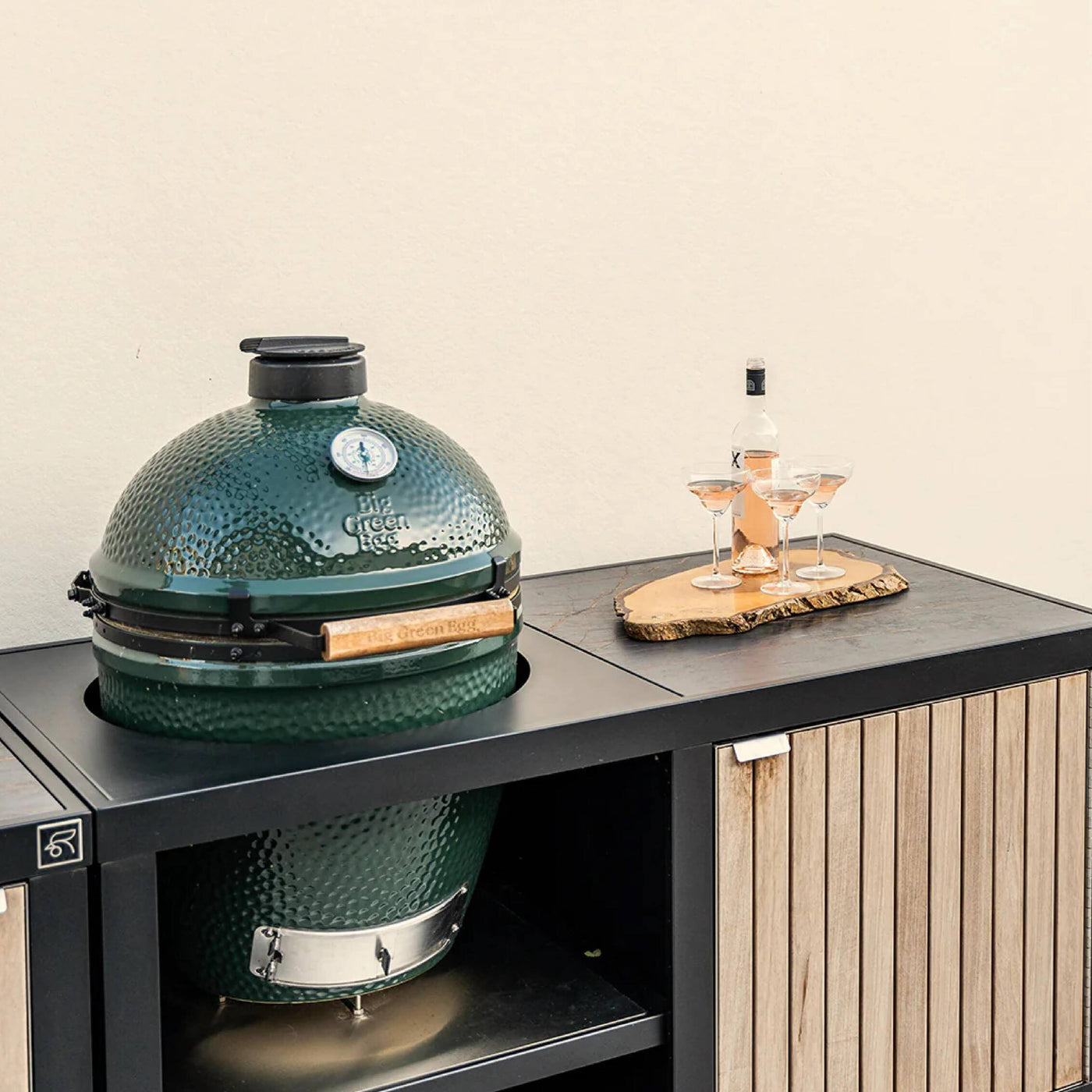 buitenkeuken-met-kamado-bbq-roostr-buitenkeukens